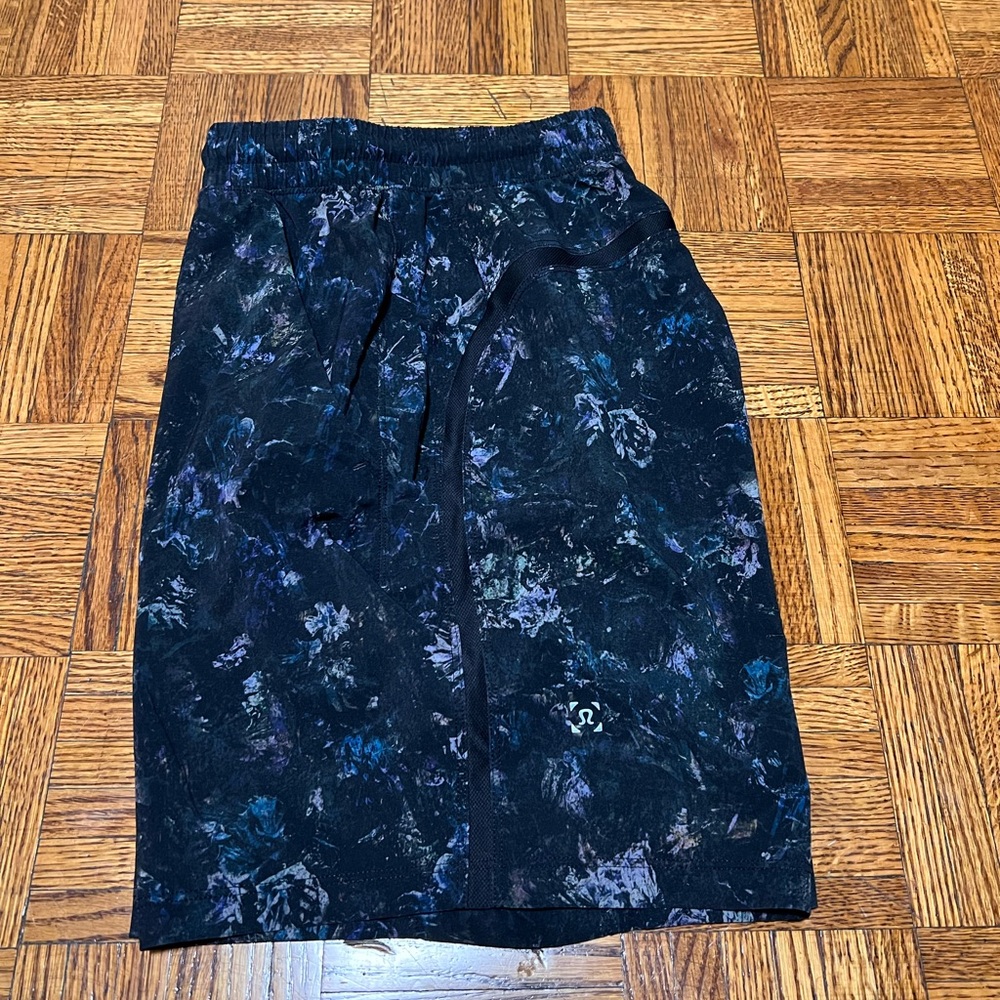Lululemon XS 7’ Linerless Pacebreaker shorts - after dark light cast multi